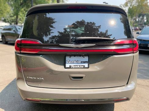 Used 2022 Chrysler Pacifica Touring-L FWD image 6