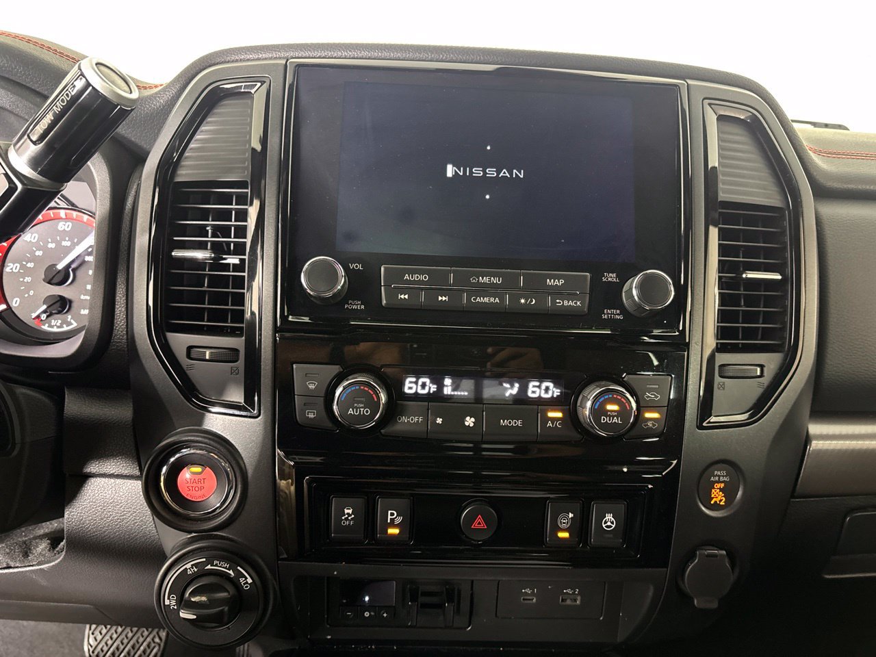 Used 2024 Nissan Titan PRO-4X w/ Pro-4x Convenience Package AWD/4WD image 16