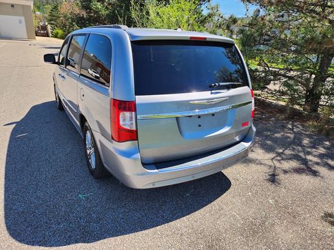 Used 2013 Chrysler Town & Country Touring-L w/ Entertainment Group #2 image 7