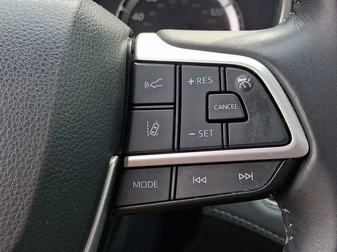 Used 2023 Toyota Highlander XLE AWD/4WD image 25