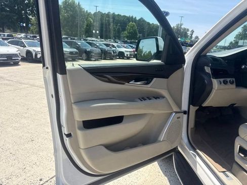 Used 2019 Cadillac Escalade Luxury AWD/4WD image 30