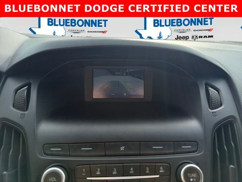 Used 2018 Ford Focus SE w/ SE Appearance Package FWD image 16
