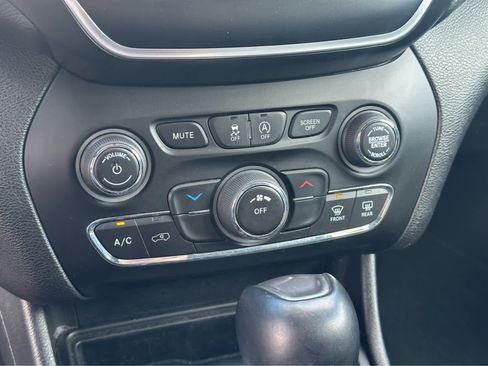 Used 2019 Jeep Cherokee Latitude Plus image 16