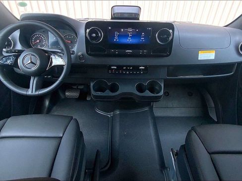 Used 2025 Mercedes-Benz Sprinter 2500 image 16