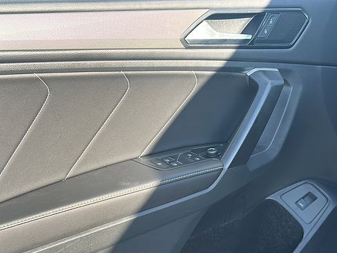 Used 2024 Volkswagen Tiguan SE w/ Panoramic Sunroof Package image 16