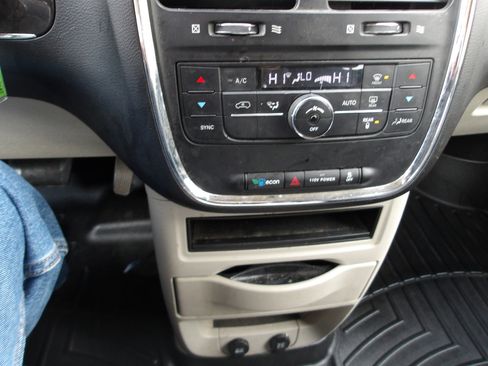 Used 2016 Chrysler Town & Country Touring image 20