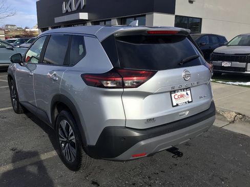 Used 2023 Nissan Rogue SV image 4