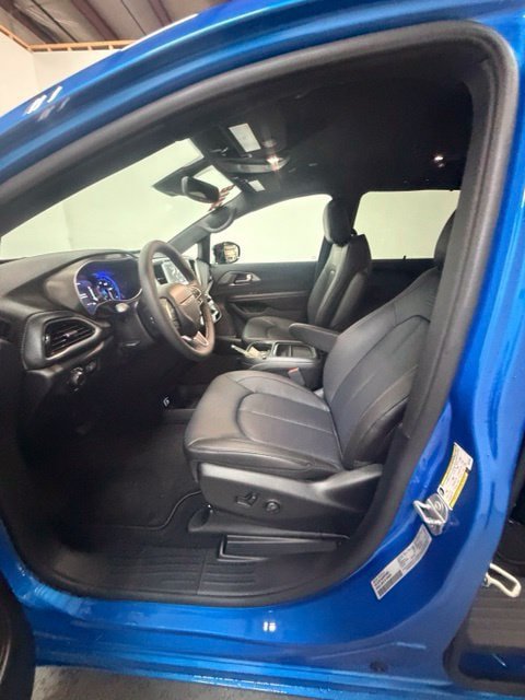New 2027 Chrysler Pacifica Select FWD image 13