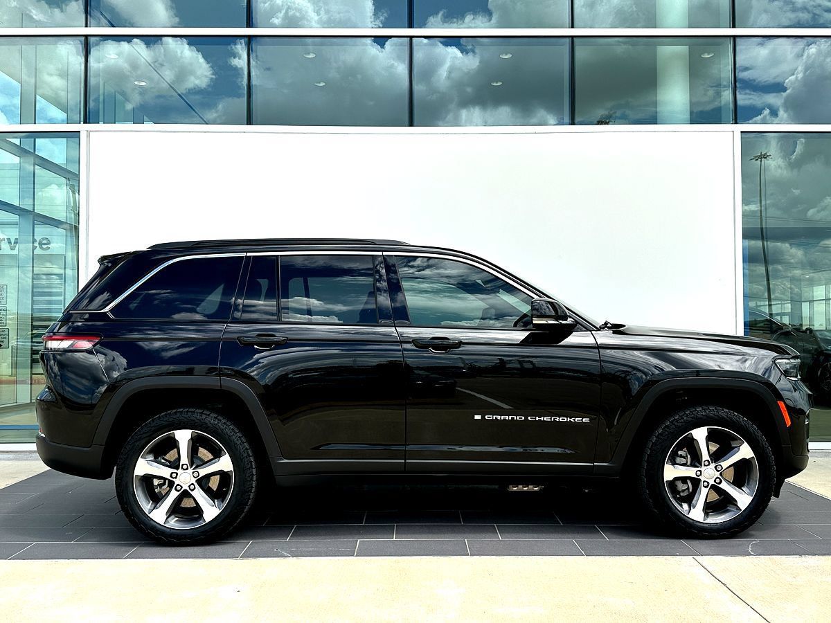 Used 2024 Jeep Grand Cherokee Limited 4xe AWD/4WD image 3