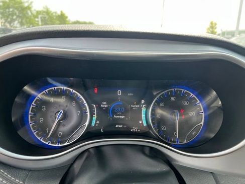 Used 2025 Chrysler Pacifica Limited FWD image 11