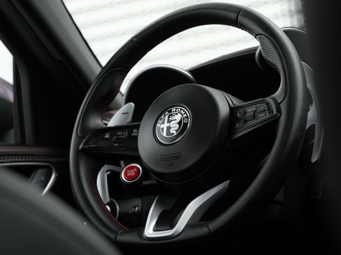 Used 2023 Alfa Romeo Giulia Estrema image 31