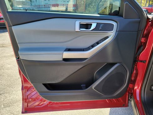 Used 2022 Ford Explorer XLT w/ Equipment Group 202A image 17