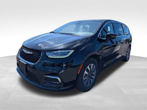 Used 2024 Chrysler Pacifica Limited FWD image 3