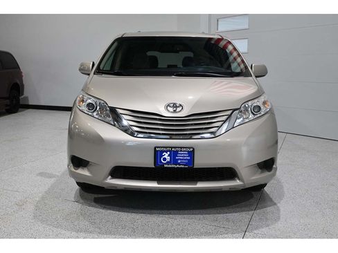 Used 2015 Toyota Sienna LE FWD image 4