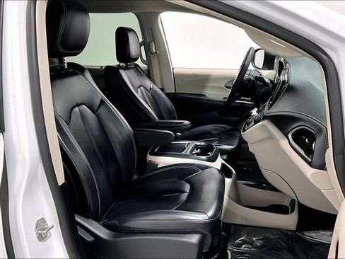 Used 2023 Chrysler Pacifica Touring-L AWD/4WD image 37