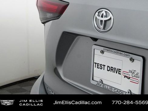 Used 2024 Toyota Highlander XLE image 35