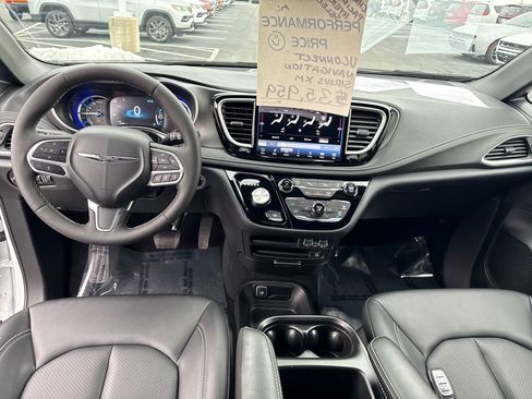 Used 2025 Chrysler Pacifica Select w/ Uconnect Theater Family Group image 17