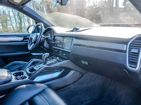 Used 2019 Porsche Cayenne Turbo w/ Sportdesign Package image 32