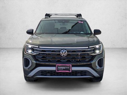 Used 2024 Volkswagen Atlas Peak Edition SE AWD/4WD image 2