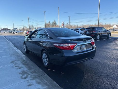 Used 2017 Toyota Camry LE image 5
