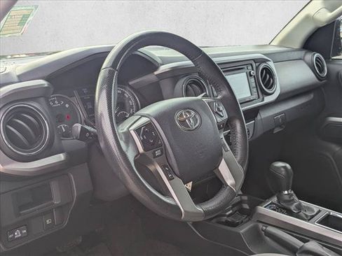Used 2018 Toyota Tacoma SR5 AWD/4WD image 7