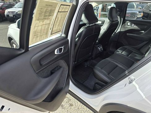 Used 2025 Volvo XC40 B5 Core w/ Protection Package Premier image 17