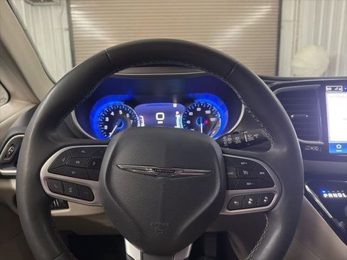 Used 2023 Chrysler Pacifica Touring-L image 28