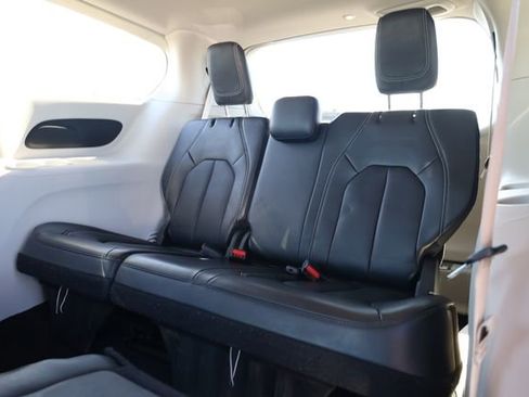 Used 2024 Chrysler Pacifica Touring-L FWD image 24