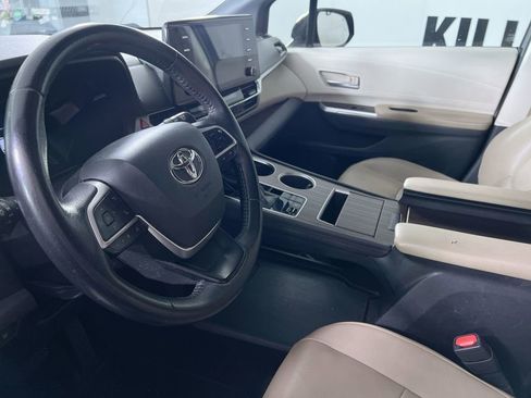 Used 2021 Toyota Sienna XLE image 32