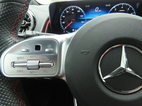 Certified 2022 Mercedes-Benz GLB 250 image 11