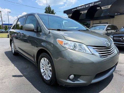 Used 2012 Toyota Sienna XLE FWD image 1