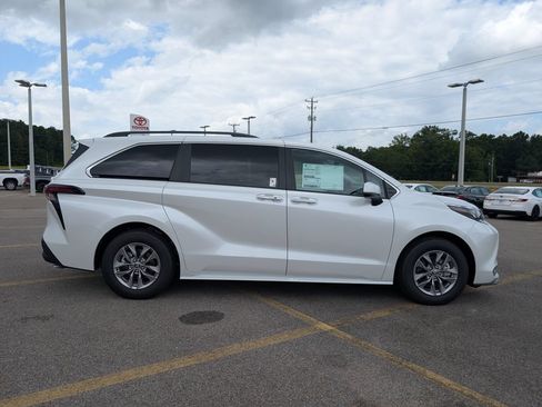 New 2026 Toyota Sienna XLE FWD image 11