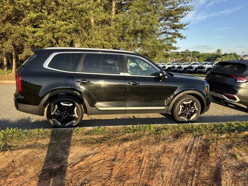 Used 2025 Kia Telluride S image 11
