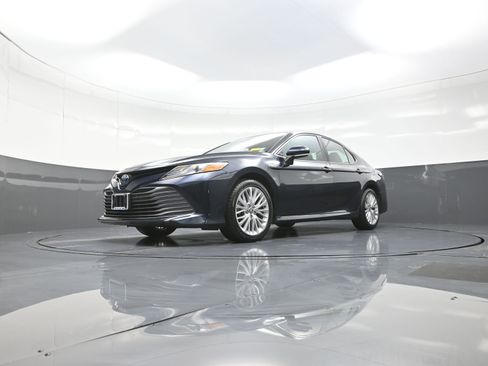 Used 2020 Toyota Camry XLE image 11