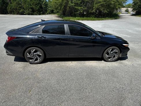Certified 2025 Hyundai Elantra Limited FWD image 5