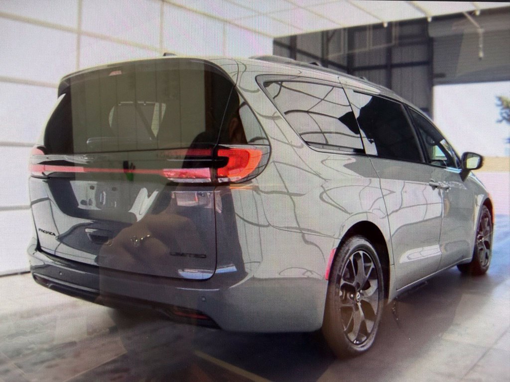 Used 2025 Chrysler Pacifica Limited FWD image 5