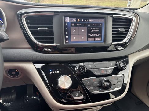 Used 2023 Chrysler Voyager LX FWD image 17