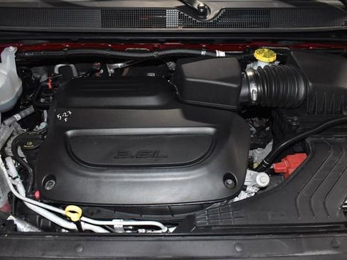 Certified 2024 Chrysler Pacifica Touring-L image 10