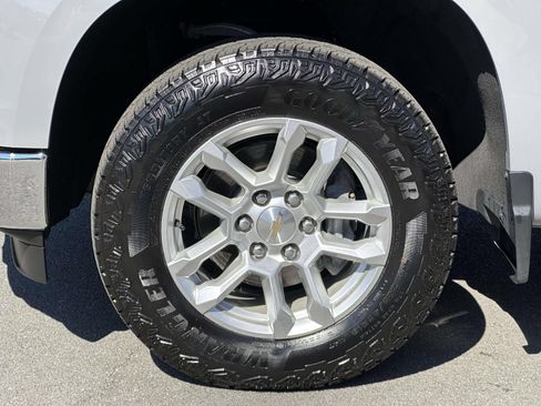 Used 2024 Chevrolet Silverado 1500 LT AWD/4WD image 7