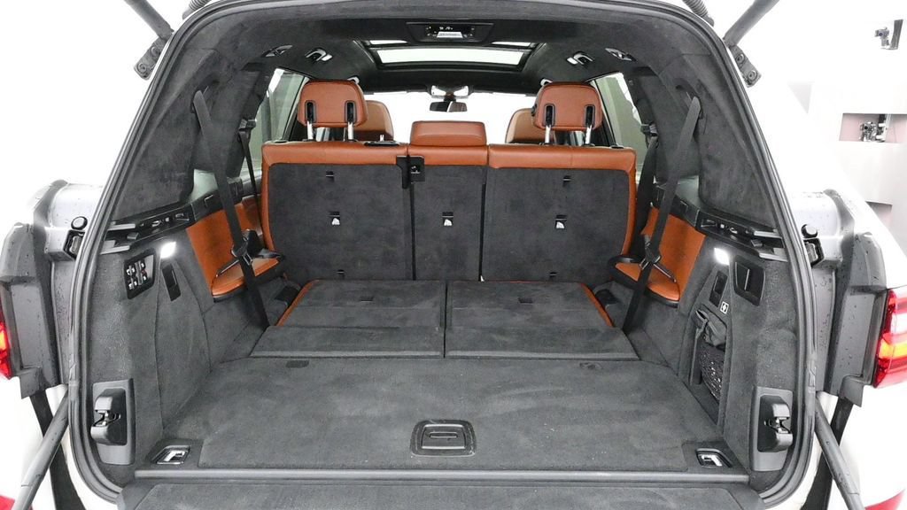 Used 2021 BMW X7 M50i w/ Dynamic Handling Package AWD/4WD image 33