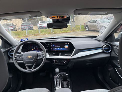 Used 2025 Chevrolet Trax LT image 31