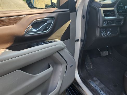 Used 2024 Chevrolet Suburban LT w/ Luxury Package AWD/4WD image 7