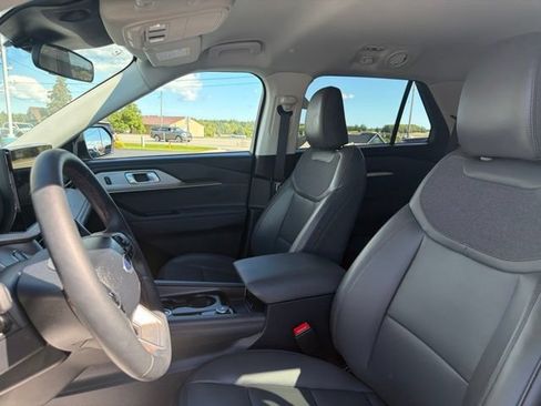 Certified 2025 Ford Explorer Active w/ Active Comfort Package AWD/4WD image 4