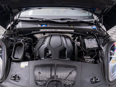Certified 2023 Porsche Macan image 30
