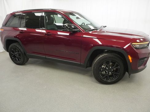 Certified 2025 Jeep Grand Cherokee Altitude image 9