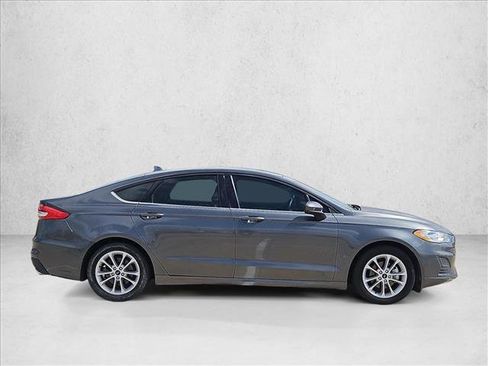 Used 2020 Ford Fusion SE image 4