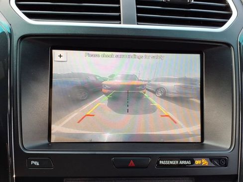 Used 2017 Ford Explorer XLT w/ Equipment Group 202A AWD/4WD image 22