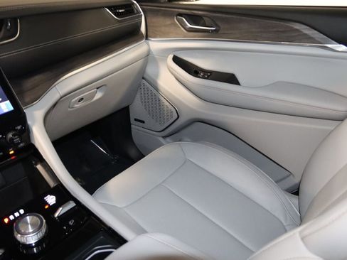 Used 2023 Jeep Grand Cherokee Overland image 58