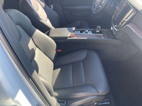 Used 2025 Volvo V60 B5 Cross Country Plus image 37