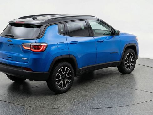 Used 2025 Jeep Compass Trailhawk AWD/4WD image 9